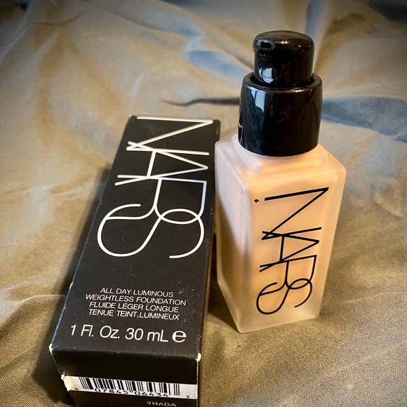*SOLD*NARS All Day Luminous Weightless Foundation - Picture 3 of 3